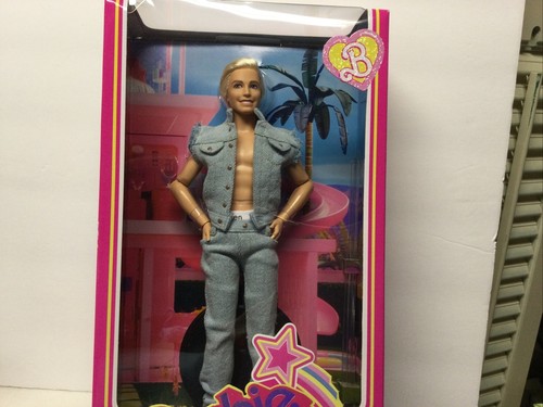 Barbie The Movie Vestito Denim Ken Ryan Gosling Bambola Barbie Firma NUOVO 2023 - Foto 2 di 8