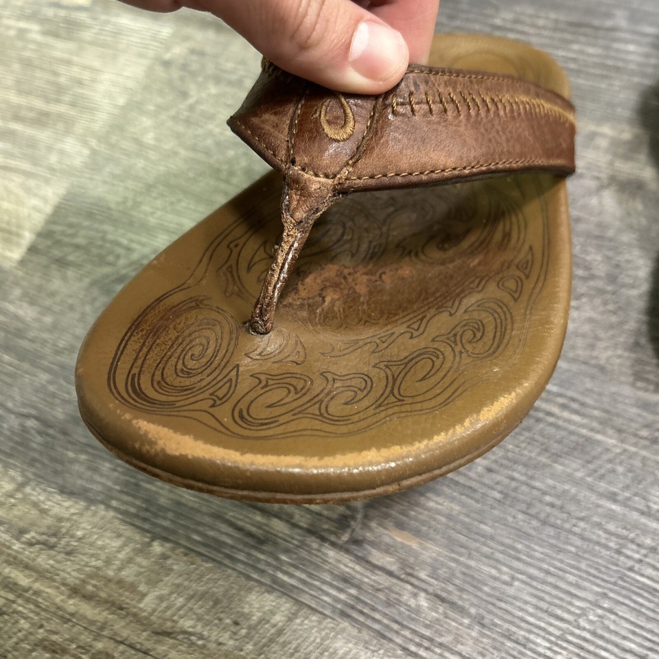 OluKai Men's Hiapo Rum / Dark Wood Leather Beach Flip Flop Thong