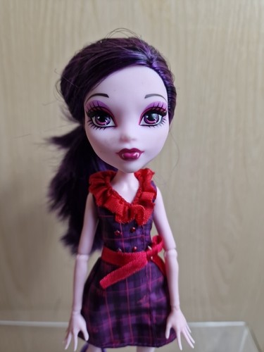 Monster High Ghoulebrities In Londoom Muñeca Vampiro Elissabat Con Soporte Y Estuche - Imagen 5 de 10