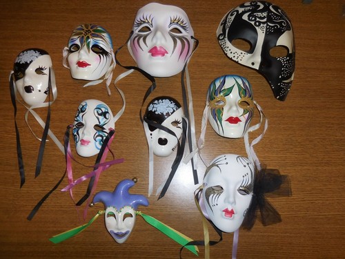 Máscaras de cerámica de coleccionista Marti Gras firmadas y fechadas más máscaras de plumas - Imagen 1 de 12