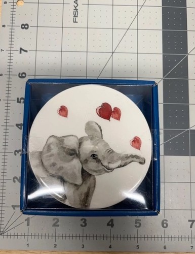 Pier 1 Imports Sottobicchieri Ceramica Elefante "L'amore è nell'aria" Cuore Set di 4 NUOVI - Foto 4 di 4