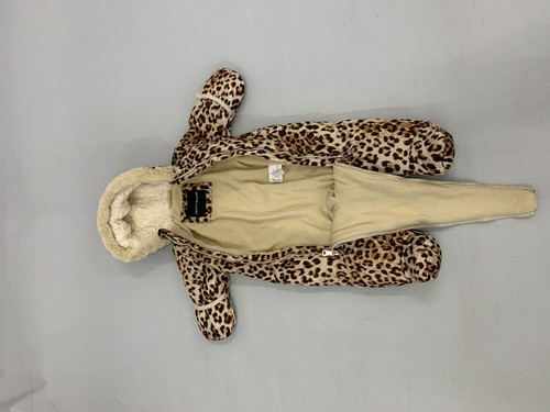 DKNY Bebé - Body Acolchado Estampado Leopardo Traje de Nieve - 3-6 Meses - Imagen 8 de 8