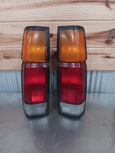 Juego de luces traseras 86-97 Nissan Hardbody D21 OEM