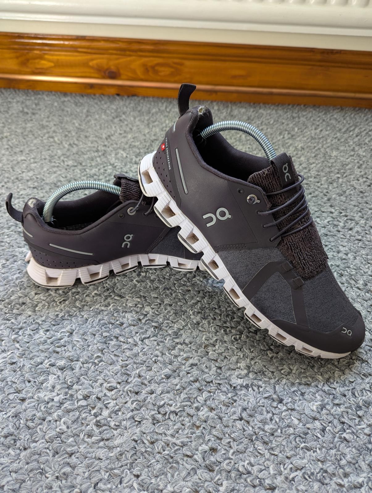 On Cloud Swiss Engineering Shoes Men's 9 Running Hiking Outdoors 