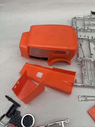 REVELL '32 FORD TUDOR CHOPPED ORANGE CRATE PLASTIC 1/25 SCALE MODEL KIT - Picture 11 of 12