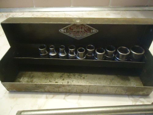 S-K Tools Old 1/4" SAE 13 Piece socket set, The Sherman - Klove Co. Metal Box - Picture 4 of 5