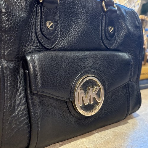 Michael Kors Handtasche aus genarbtem Leder mit Reißverschluss oben. Schwarz - Bild 2 von 11