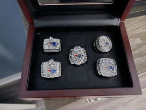 New England Patriots Super Bowl Champions Replica Ring Set (5) w/ Display Case