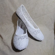 🩰 Solemate Ballet Flats sz 9 M Peek-a-Boo White Lace w/ Ribbon Trim