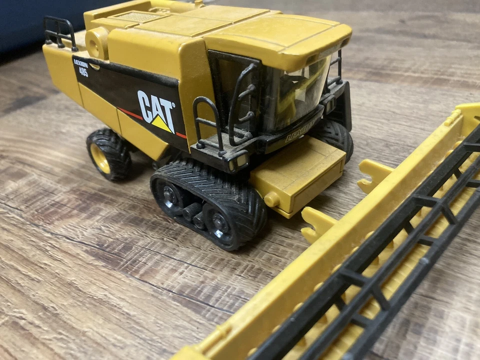 1/64 NORSCOT CAT LEXION 485 COMBINE WITH Both The Corn And Wheat HEADERS - Image 3 of 4