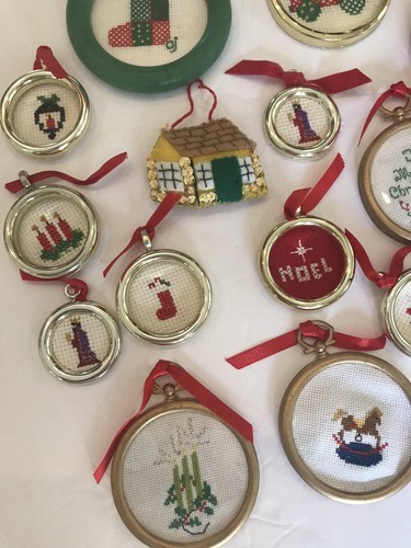 24 Vintage Cross Stitch Framed Christmas Ornaments & 4 Jeweled Ornaments - Bild 2 von 18