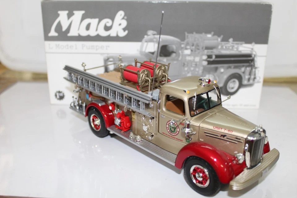 FIRST GEAR Mack L Model Pumper Smokey Bear US Forest Service Unit 7-60 - Image 2 of 4