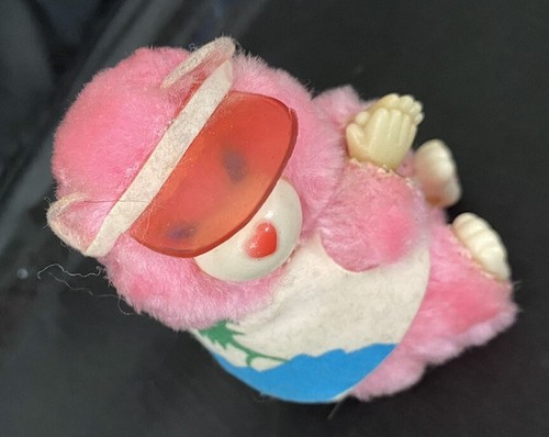 De Colección Lindo Pitipinza Abrazadera Agarre Rosa Love Bear con Chaleco Tropical y Visera 2.7" Alto - Imagen 7 de 8