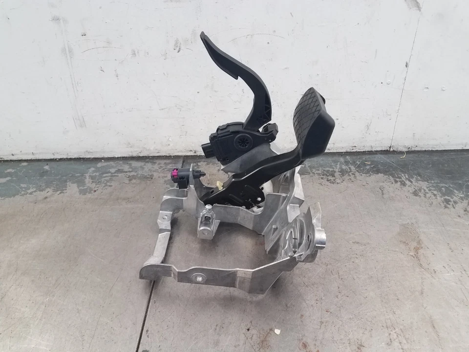 2012 Audi S4 Quattro B8 Throttle / Brake Pedal Assembly #64436 VV11 - Image 2 of 4