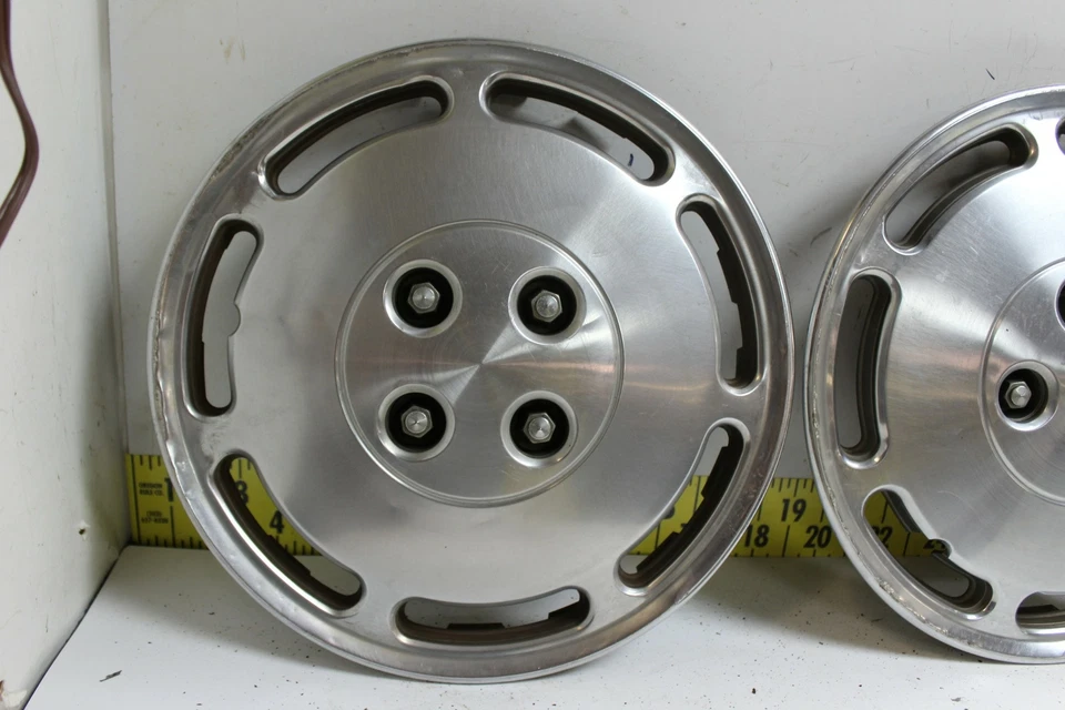 Tampas de cubo usadas OEM Mopar 14" 1984-1985 Dodge Daytona (2869) - Imagem 2 de 4