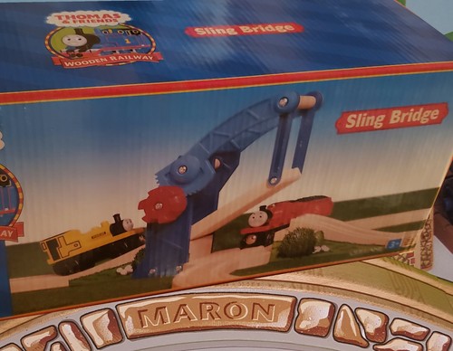 FERROCARRIL DE MADERA THOMAS & FRIENDS ~ PUENTE DE HONDA ~ ABSOLUTAMENTE COMO NUEVO ~ ¡NUEVO EN CAJA! - Imagen 2 de 12