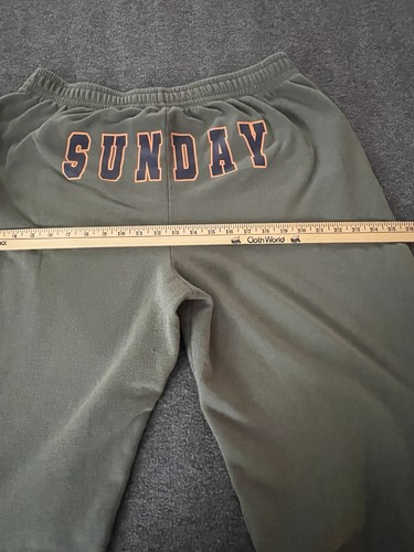 No Boundaries olivfarbene Fleecehose mit weitem Bein Damen Größe XL SONNTAG bedruckt am Rücken - Bild 6 von 6