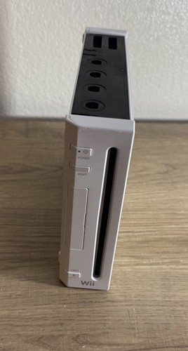 Nintendo Wii RVL-001 Console Only – For Parts – Turns On, No Video Output*