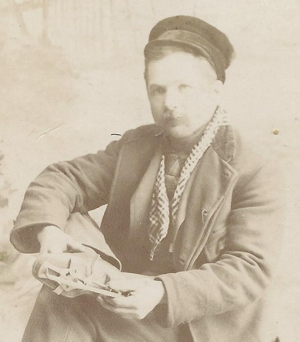 Fairfield IOWA c1890 MAN PUTTING on ICE SKATES Skating Skate STUDIO SHOT Hockey? - Picture 2 of 3