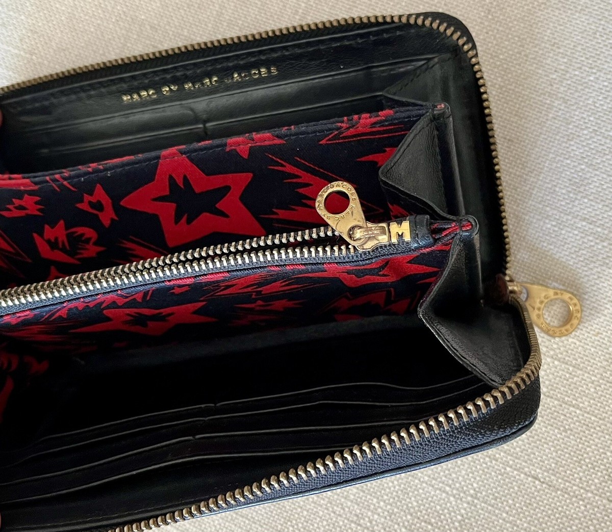 Marc Jacobs◇Saffiano Colorblocked レザー ジップ ウォレット Marc By Marc Jacobs Black Signature Patent Leather Saffiano