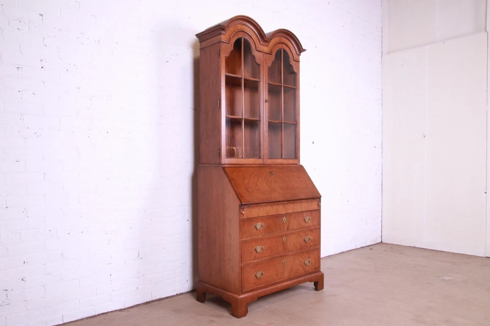 Escritorio de secretaria frontal Henredon de nogal georgiano con estantería Hutch Foto 3 de 4