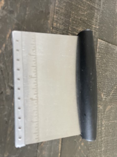 RICH BLACK HOLIDAY TIME PASTRY SCRAPER 5” dc7 - Picture 2 of 3