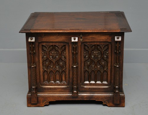 Charming Gothic Revival Carved Oak Chest Box - Picture 2 of 15