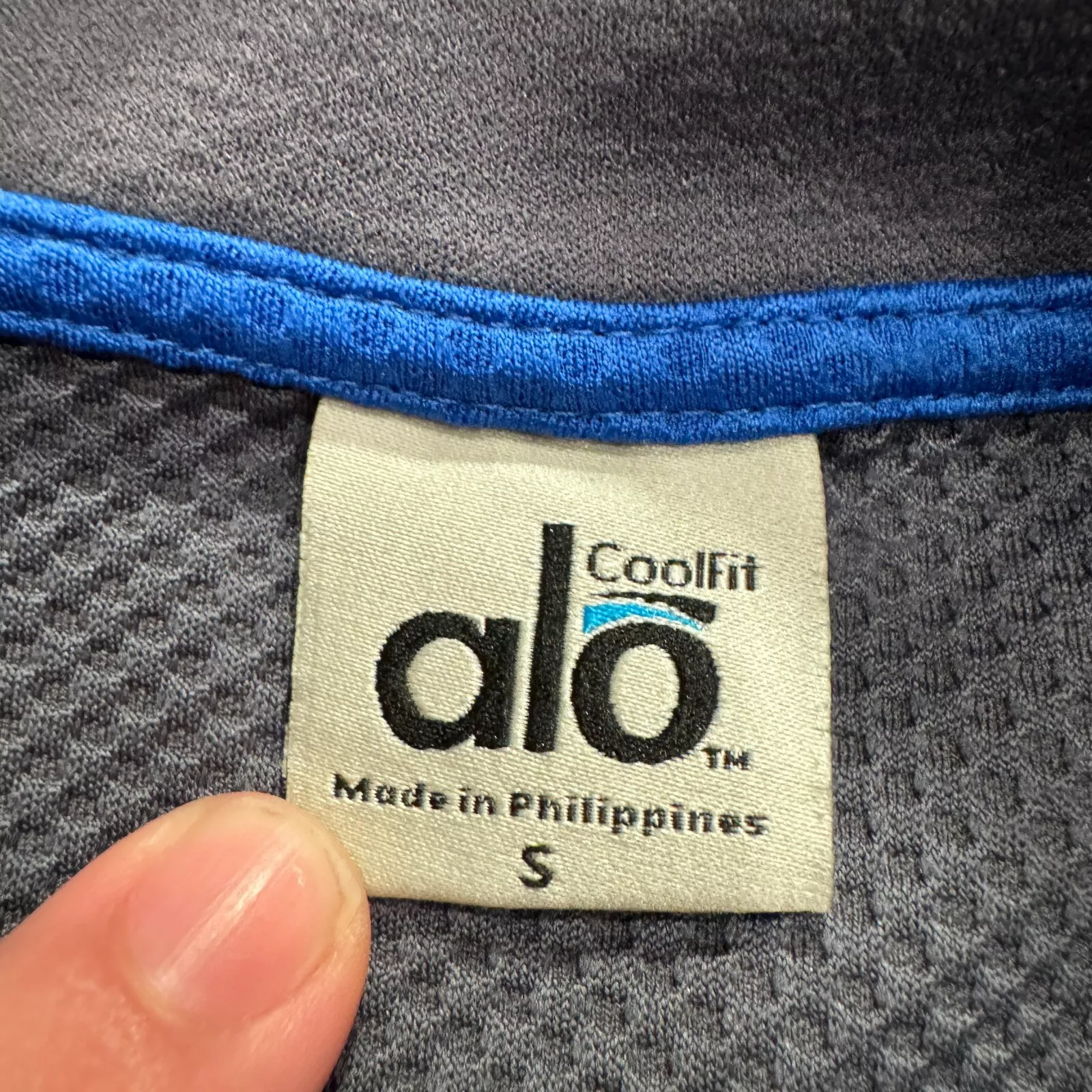 alo-yoga coolfit 1/4 zip long sleeve mesh workout athletic jacket
