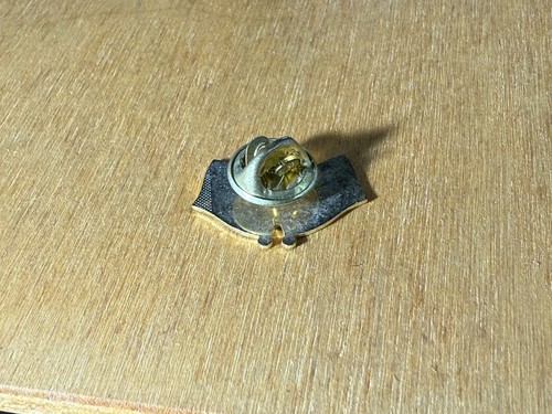 United States Flag & Spanish Flag Pin Gold Tone - Picture 3 of 3