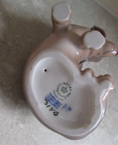VINTAGE ROYAL COPENHAGEN DACHSHUND in lovely condition 7.5 cm Hx 10.5 cm L - Picture 6 of 7