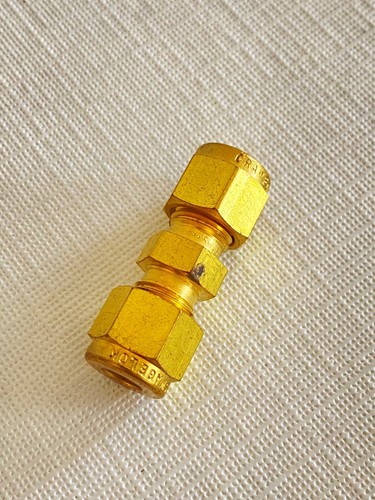 New Swagelok Brass 1/4" Tube x 1/4" Tube Union Connector Fitting B-400-6 - Picture 2 of 5