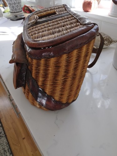 Vintage leather/wood fishing creel. Shoulder strap - Picture 2 of 10