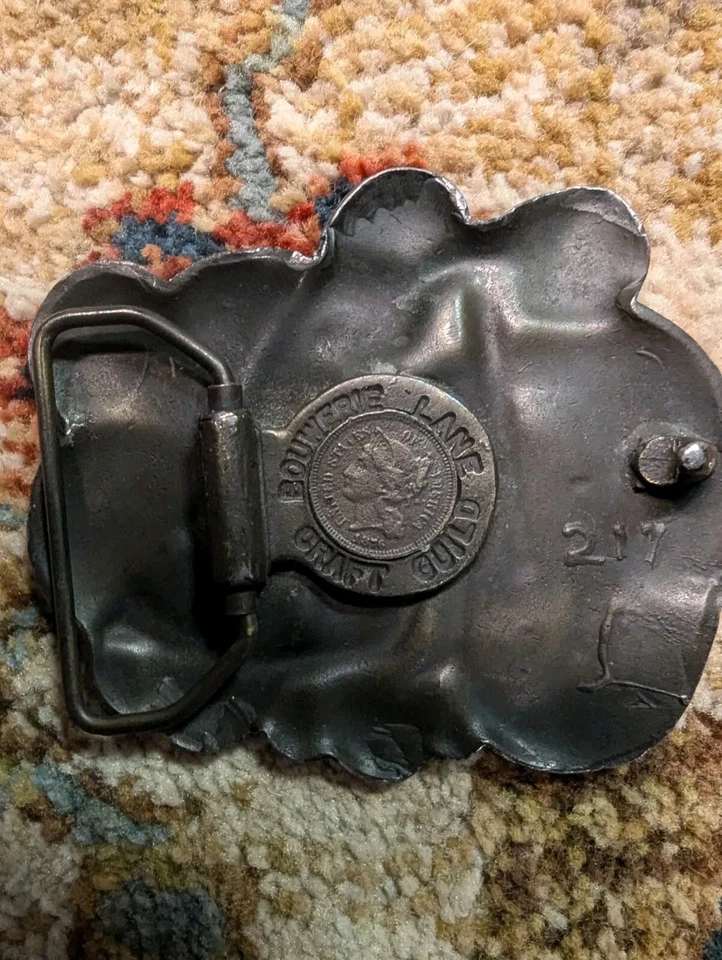 Hebilla de cinturón de motocicleta Bouwerie Lane Craft Guild con 3 centavos de níquel en la parte posterior Foto 2 de 4