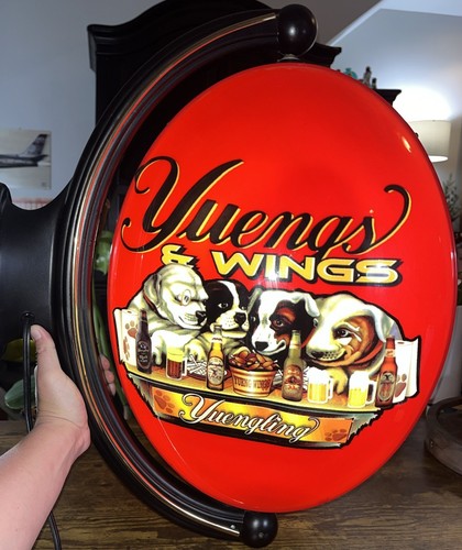 YUENGLING LAGER BIER BELEUCHTET DREHBAR 2-SEITIG PUB SCHILD YUENGS UND FLÜGEL HUNDE - Bild 2 von 4