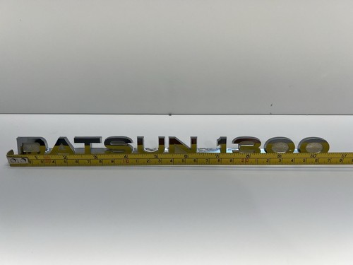 Vintage Nissan Datsun 1300 Pickup Truck Emblem Trim PN 63805-B0100 Rare NOS! - Foto 10 di 11