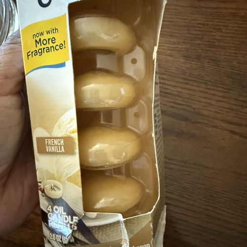 Glade Scented Oil Candles 1 Box 4 Candles Oil Candle Refills French Vanilla - Picture 3 of 3