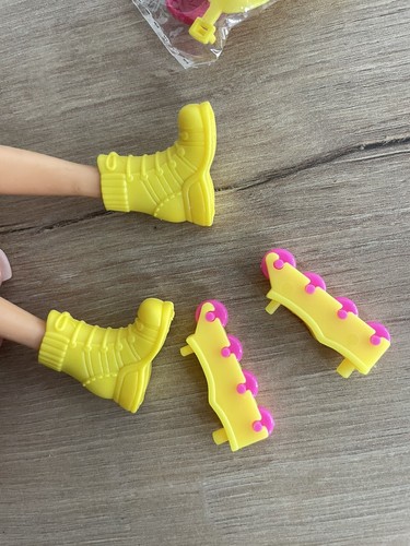 Vintage Barbie Ken Puppen Rollschuhe mit Ständer Haarkamm - Bild 15 von 18