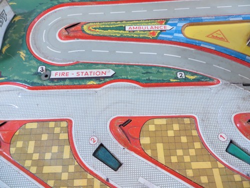 Vintage Technofix Grand Prix Blech Litho Rennbahn mit 3 Rennwagen OHNE SCHLÜSSEL LESEN - Bild 6 von 24