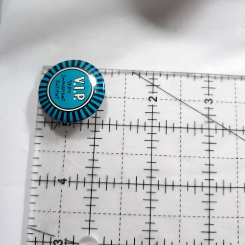 VIP Pinback sehr wichtiger Patient Button Pin Anstecker lustig Neuheit Vintage - Bild 3 von 3