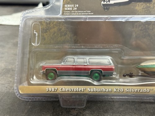 Chase! GreenLight 1987 Chevrolet Suburban K20 w/BOAT & TRAILER GREENMACHINE - Picture 2 of 5