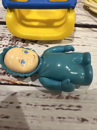 Vintage Little Tikes casa delle bambole baby altalena dimensioni miniatura giocattolo giallo blu con bambino - Foto 16 di 21