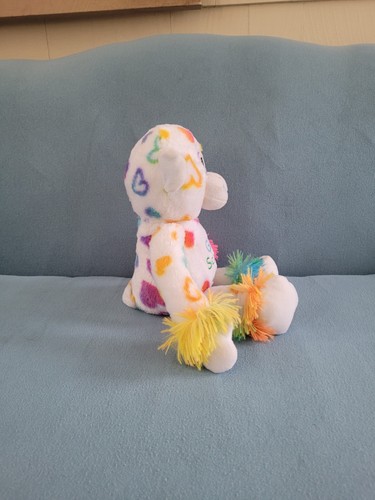 Peluche Mono 15" Blanco con Corazones Multicolores Peluche #75113 Girl Scouts - Imagen 5 de 11
