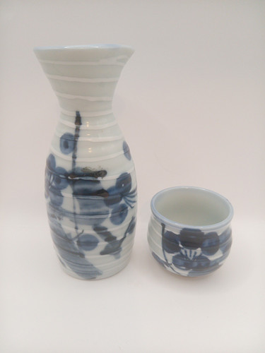 Set sake giapponese blu e bianco design floreale bottiglia e tazza - Foto 1 di 12