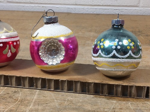 3 adornos navideños vintage brillantes de vidrio a rayas con sangría de 2" - Imagen 3 de 7
