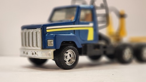 Ertl 3608 International S Series Logging Semi-Truck w/Trailer - Picture 5 of 10