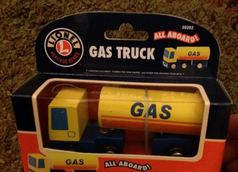 Lionel Heritage Series ¡Todo en el extranjero! Camión de gasolina Foto 2 de 3