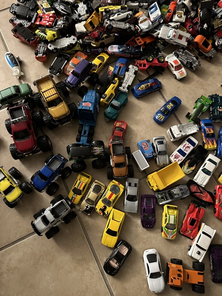 LOTE DE COLECCIÓN HOT WHEELS DE 300 más 100 Matchbox y otros coches años 70 a 2000 Foto 3 de 4