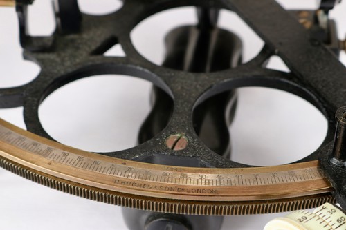 Henry Hughes & Son Sextant, en caja, con certificado de calibración 1943 - Imagen 5 de 16