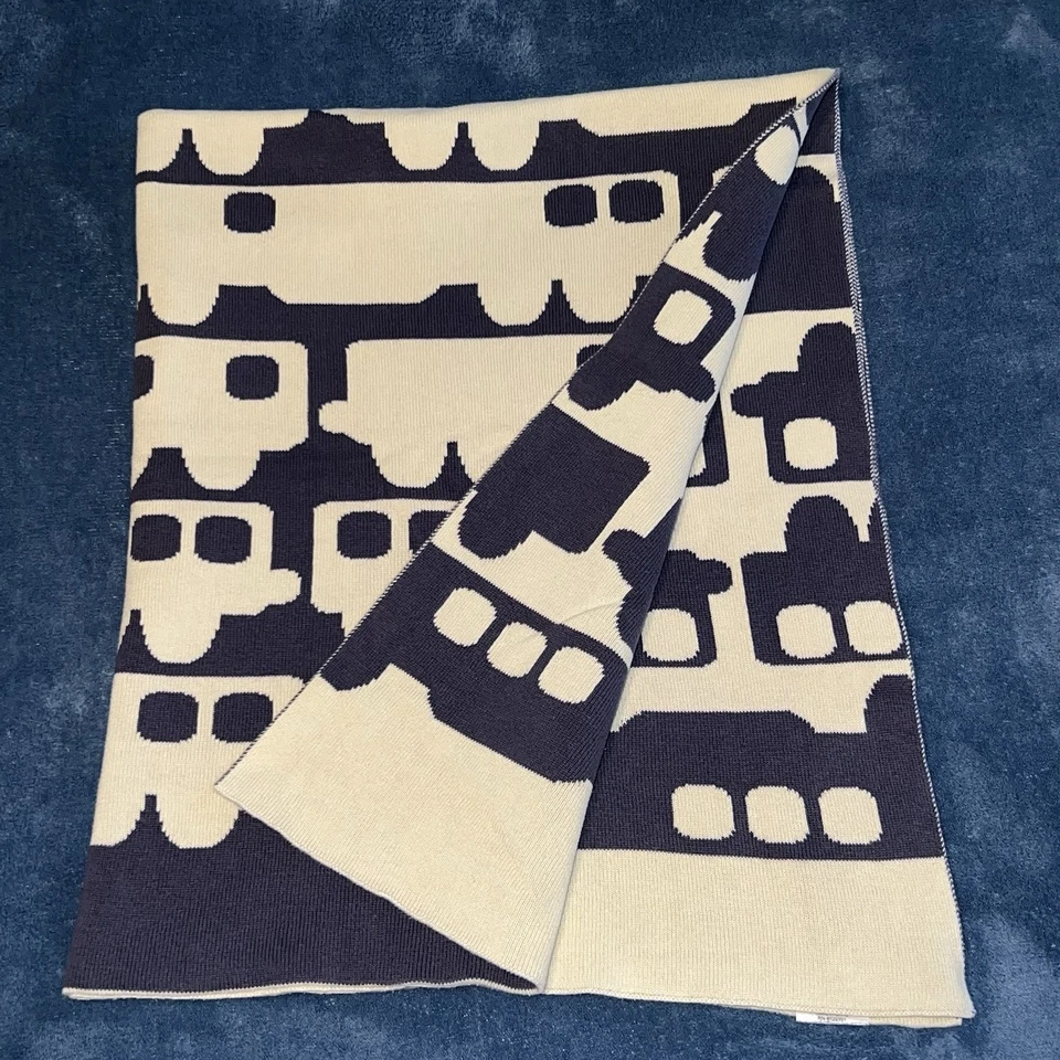 Manta bebé diseño retro Orla Kiely x Target Trains Trolley Cars azul beige Foto 2 de 4