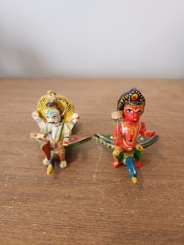 Ein Paar kleine alte handbemalte Holz Indianer Gott Skulptur Ornamente - Bild 3 von 10